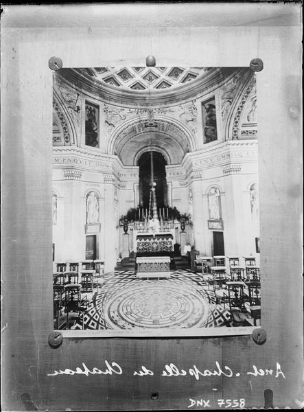 Chapelle : vue intérieure vers l'autel