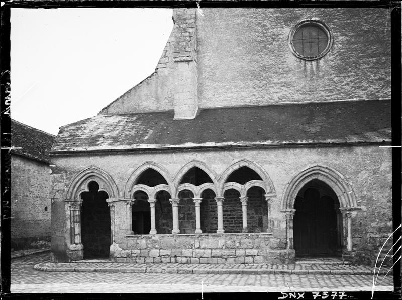 Façade ouest : vestiges d'une galerie du cloître de l'ancienne abbaye