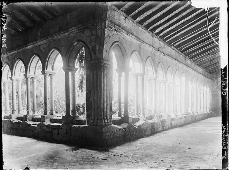 Cloître : angle de deux galeries