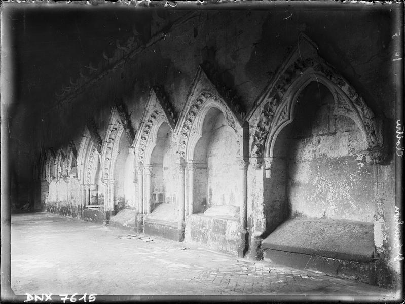 Cloître : enfeus