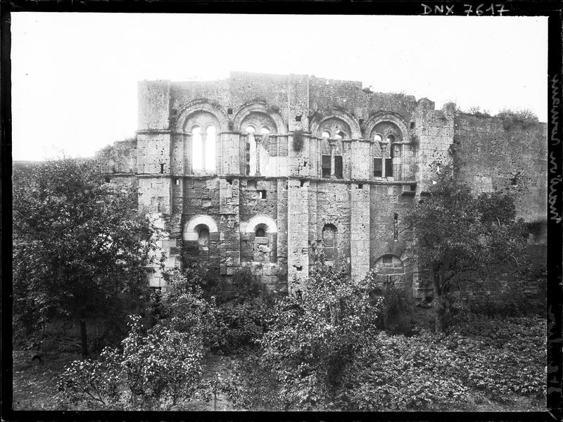 Façade : fenêtres romanes géminées