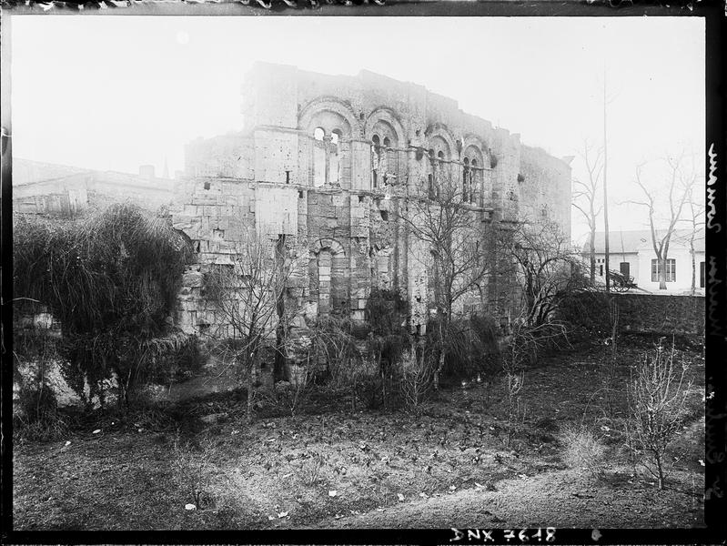 Façade : fenêtres romanes géminées, vue diagonale