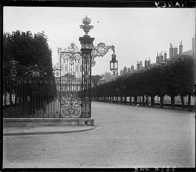 Vue prise de la place Stanislas : grilles en fer forgé et potence de lanterne de Jean Lamour