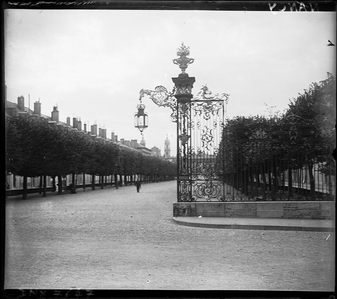 Vue prise de la place Stanislas : grilles en fer forgé et potence de lanterne de Jean Lamour