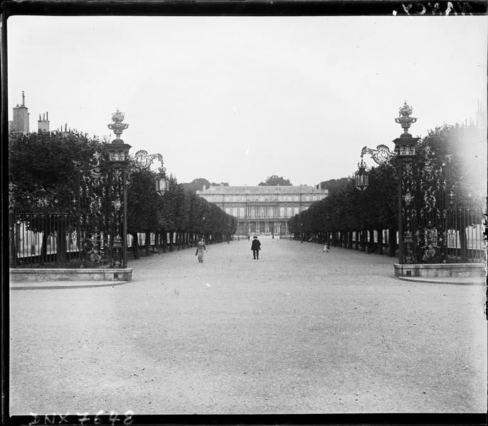 Vue en perspective axiale prise de la place Stanislas