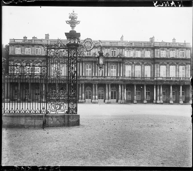 Vue partielle de la façade et grilles en fer forgé de Jean Lamour