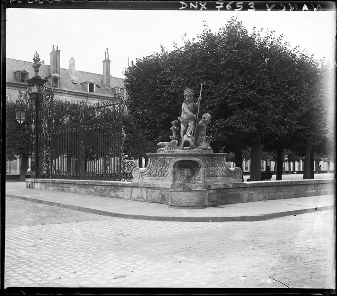 Fontaine et détail des grilles en fer forgé