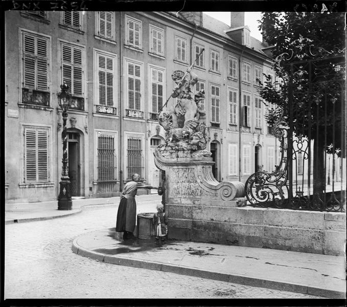 Fontaine, détail des grilles en fer forgé et façades d'immeubles