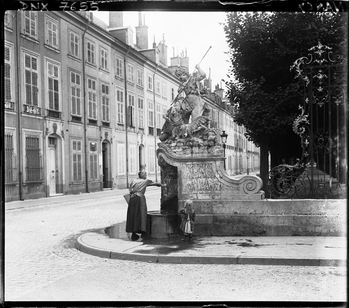 Fontaine, détail des grilles en fer forgé et façades d'immeubles