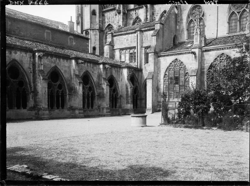 Flanc sud : vue partielle du cloître et de la salle capitulaire