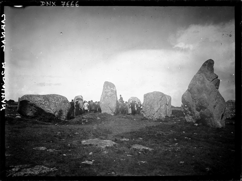 Groupe de visiteurs dans un ensemble mégalithique