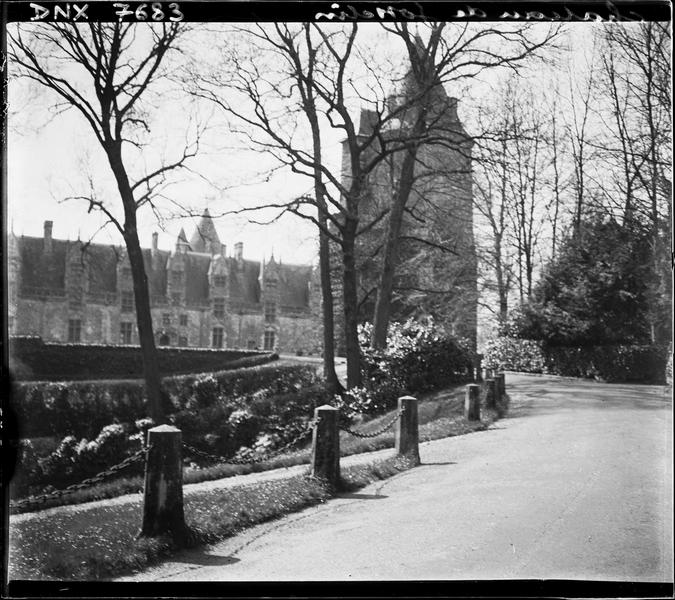 Façade sur le parc vue de la route