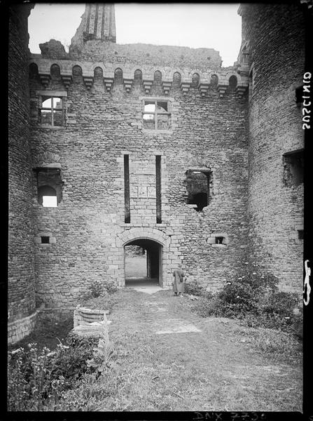 Châtelet d'entrée : vue rapprochée