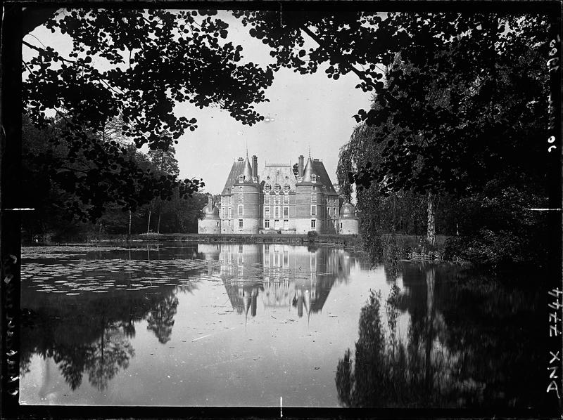 Façade sur jardin prise de l'étang