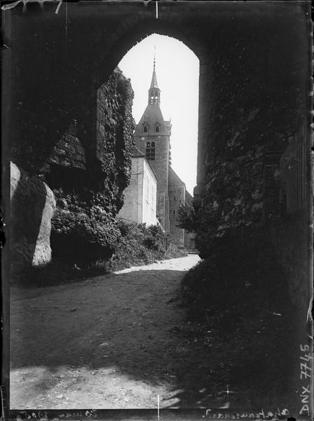 Porte de l'ancienne enceinte et clocher de l'église en arrière-plan