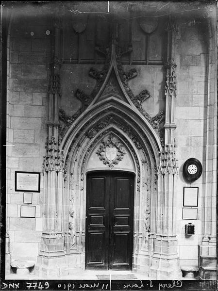 Intérieur : porte de la sacristie