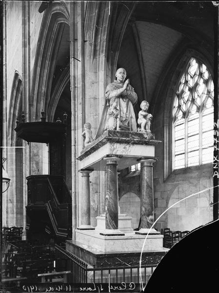 Intérieur : statue funéraire de Louis XI, vue d'ensemble