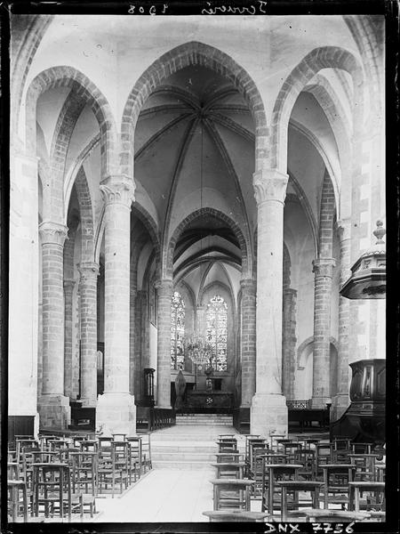 Intérieur : croisée du transept, vue axiale vers le choeur