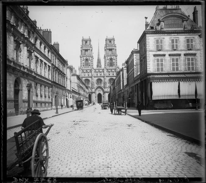 Façade ouest vue dans la perspective de la rue Jeanne d'Arc