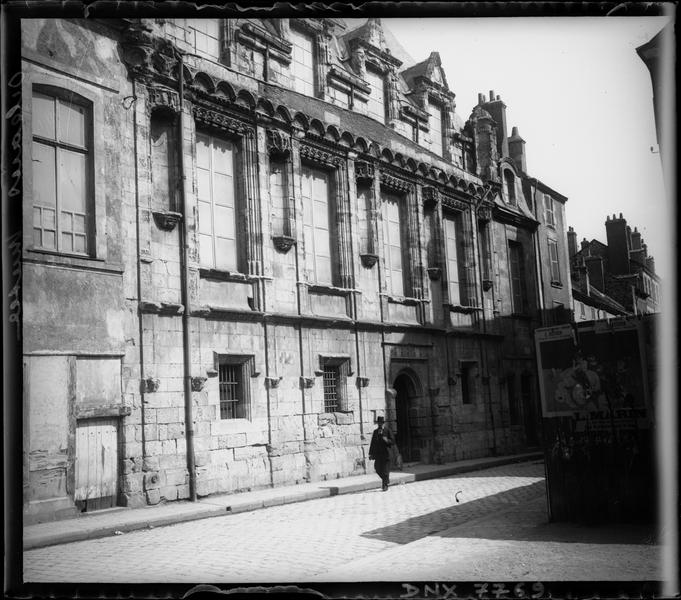 Façade sur rue, vue diagonale