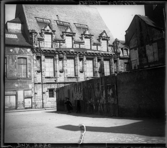 Façade sur rue : partie supérieure