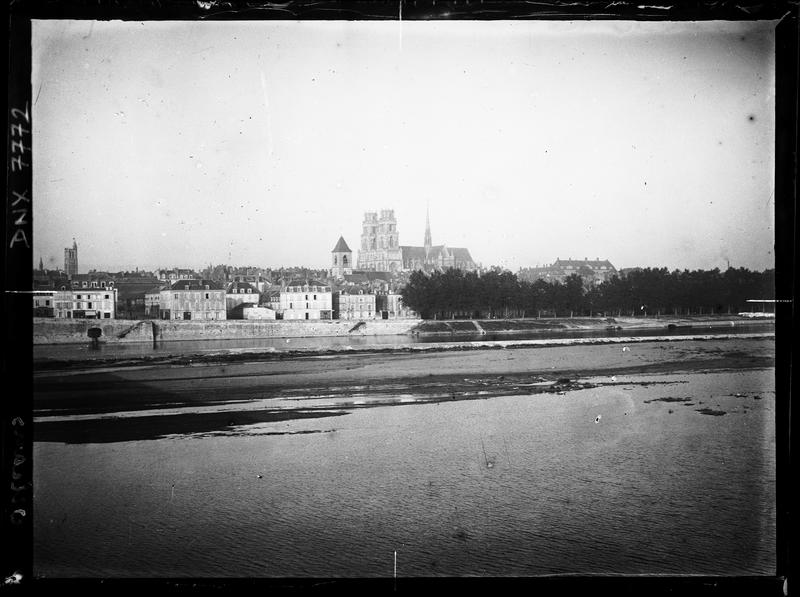 Quais de la Loire, la cathédrale en arrière-plan