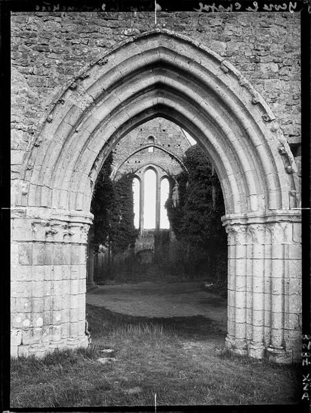 Portail de la façade ouest ouvrant sur la nef en ruines