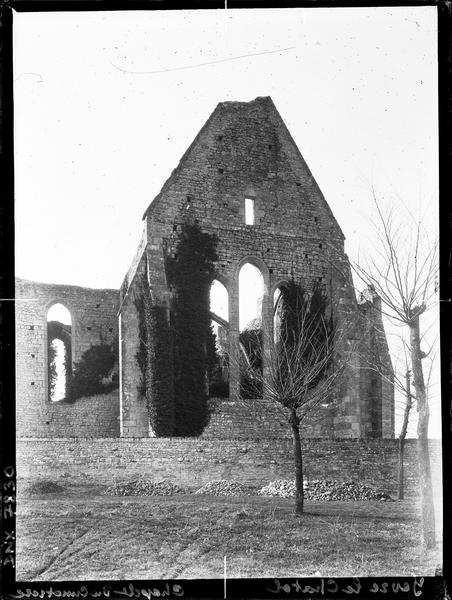 Ruines : pignon et baies