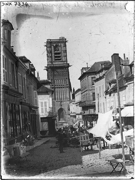 Scène de marché dans une rue, façade sud du clocher