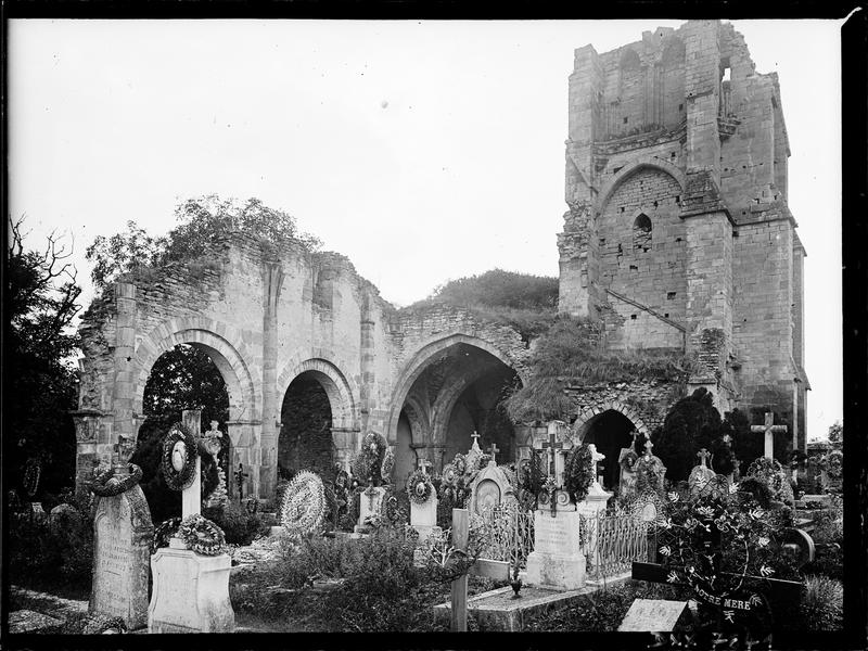 Tour et vestiges des travées, cimetière au premier plan