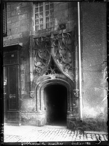 Porte ornée d'un décor gothique flamboyant