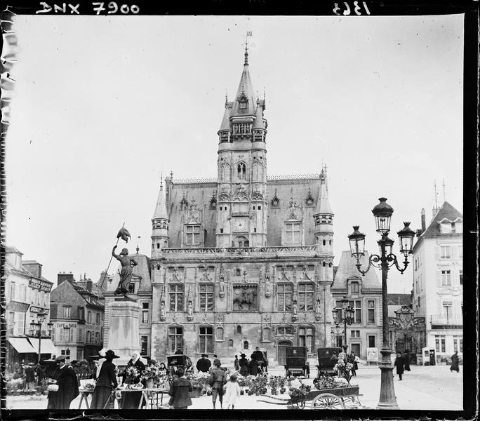 Façade sur la place, marché aux fleurs