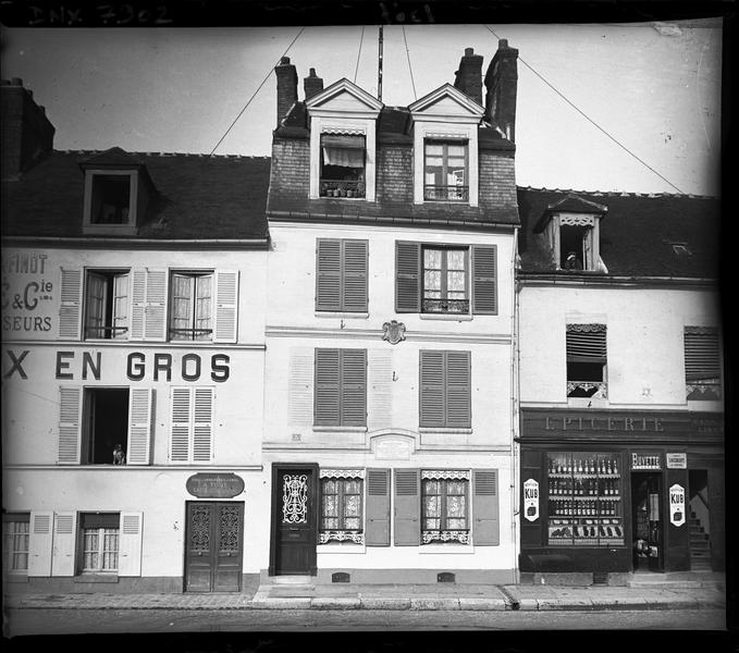 Façades et devantures sur la place