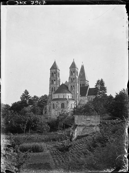 Eglise : ensemble est, champs au premier plan