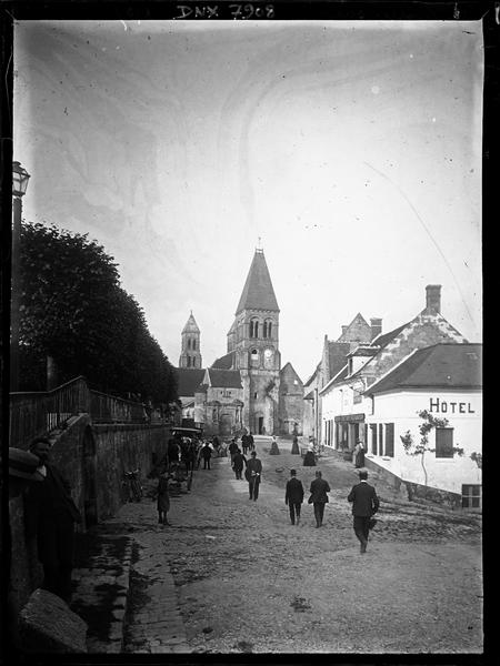 Eglise : façade ouest dans la perspective de la rue