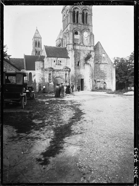 Eglise : façade ouest, partie du clocher