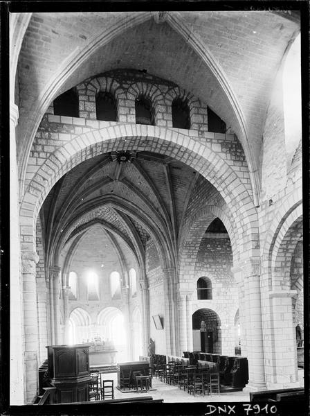 Eglise, intérieur : choeur vu de la nef