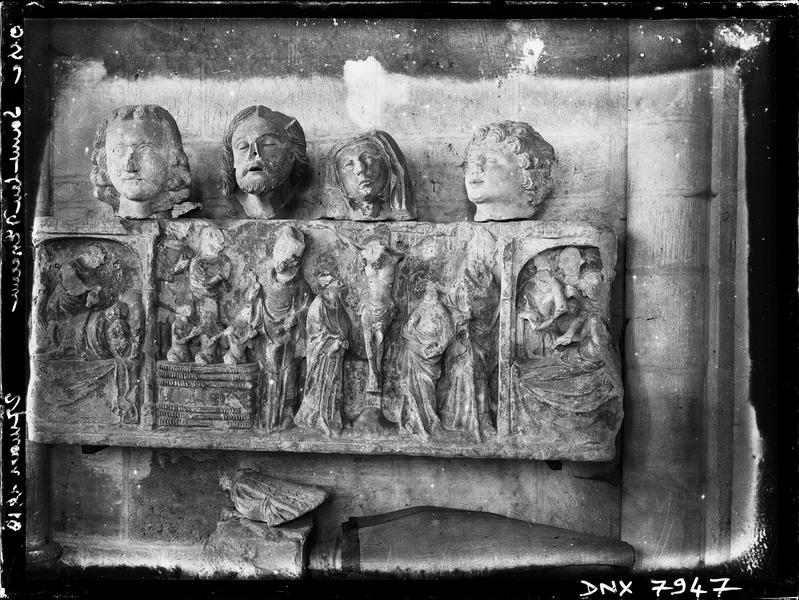 Intérieur : retable en calcaire sculpté illustrant des scènes de la vie de saint Nicolas et de la Passion du Christ