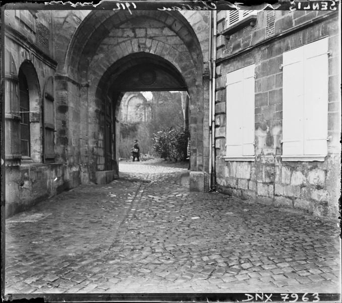 Passage vers le château jouxtant l'hôtel des Trois-Pots