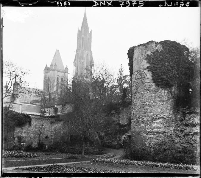 Clochers de la cathédrale en arrière-plan de la tour d'enceinte