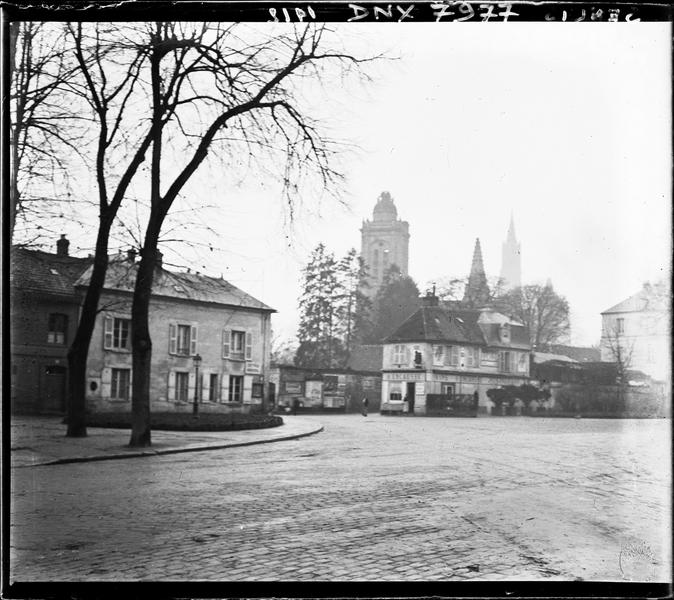 Clochers de l'église et flèche de la cathédrale vus de la ville