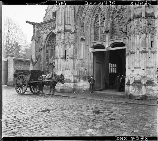 Portail central de la façade ouest, charrette tirée par un cheval