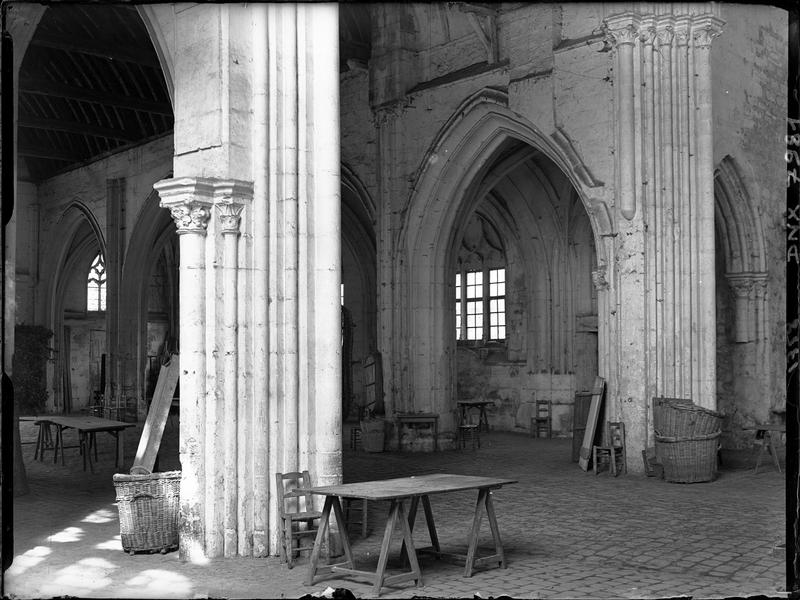 Intérieur : nef vue vers le nord-ouest depuis les piliers de la croisée du transept, et traces de l'installation du marché