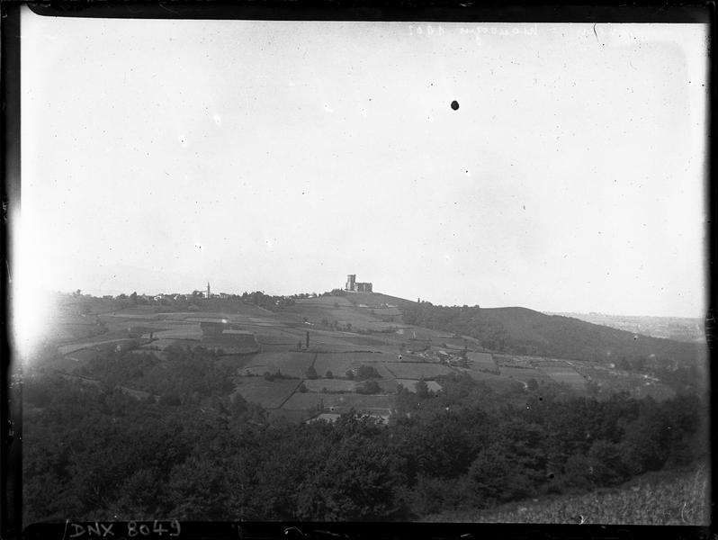 Vue à distance, dominant un paysage de champs et de bois