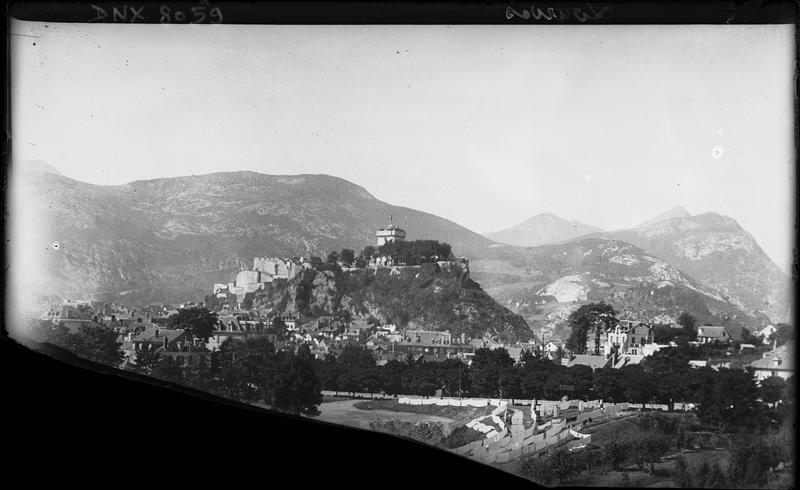 Vue à distance sur son promontoire rocheux, maisons en contrebas