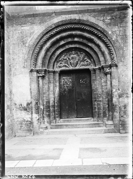 Mur d'enceinte et tour d'entrée