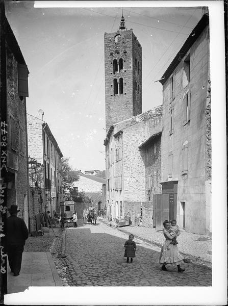 Partie supérieure de la tour, rue pavée au premier plan