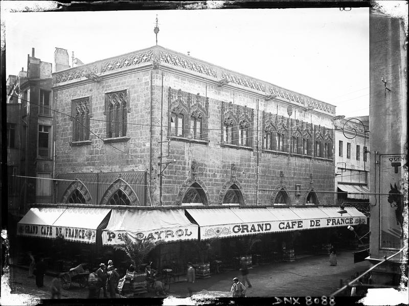 Vue d'ensemble du bâtiment et devanture du « Grand Café de France »