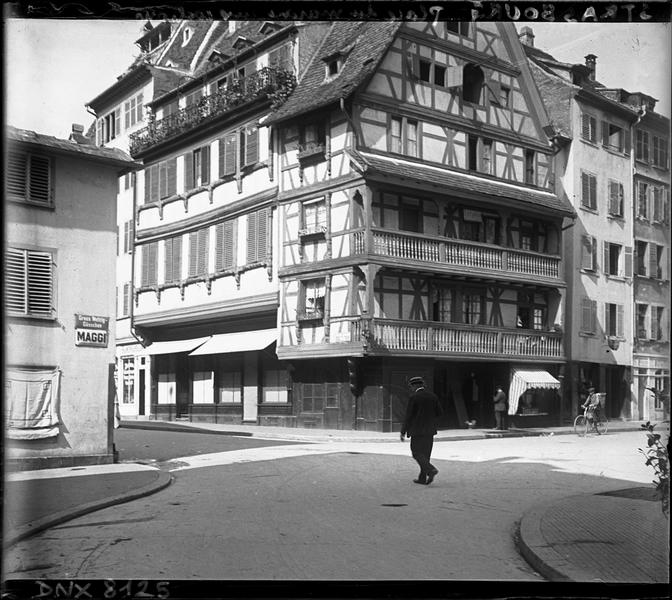 Façade sur la place