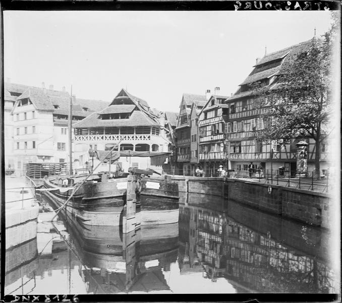 Quartier de la petite France : façades sur l'Ill, péniche